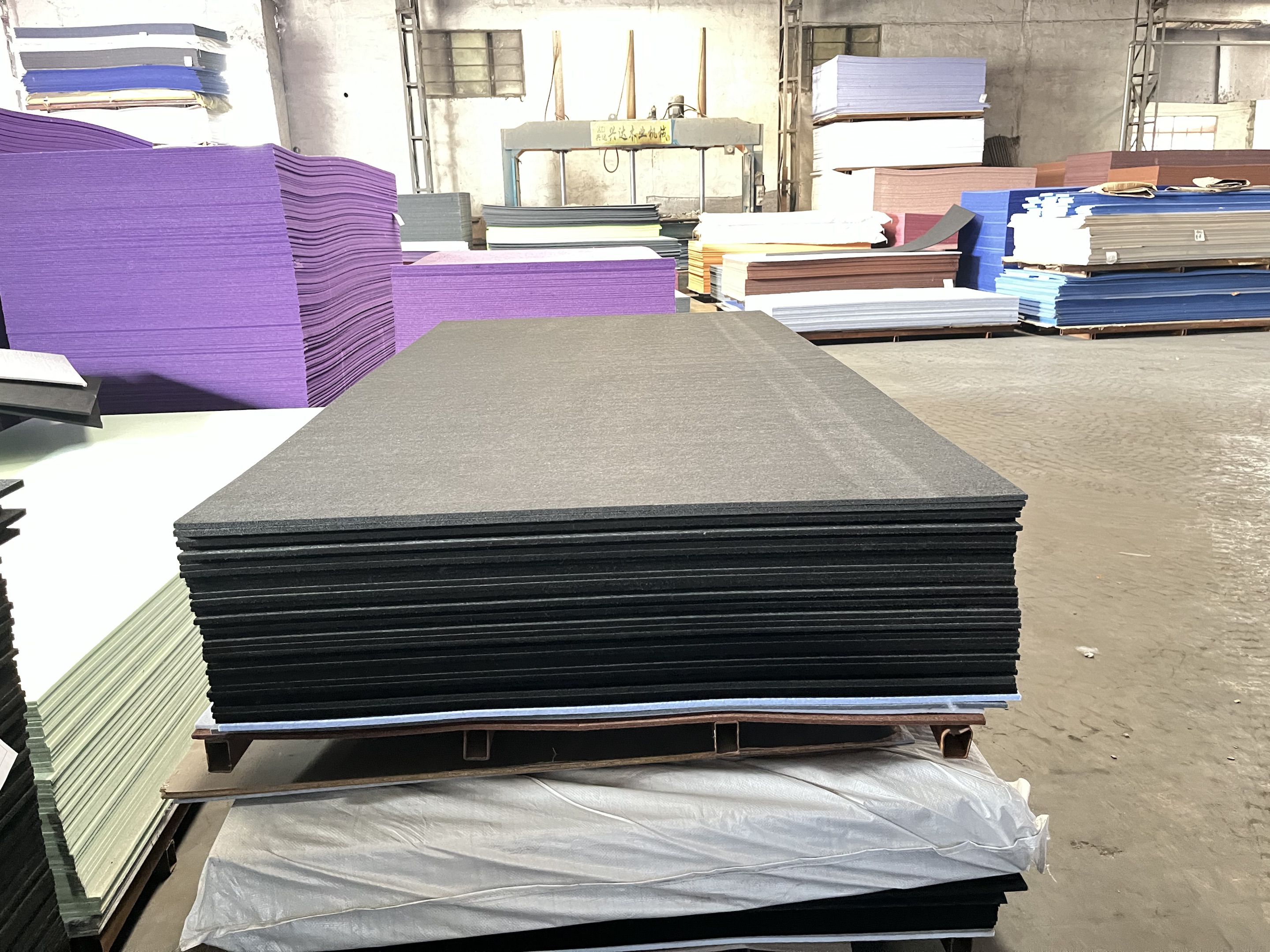 53e88de8-3581-4f04-ae56-3626e87a100f.jpg 吸音板